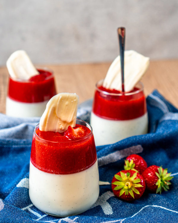 Panna Cotta im Glas – Panna Cotta mit Erdbeersauce + weiße Schokolade