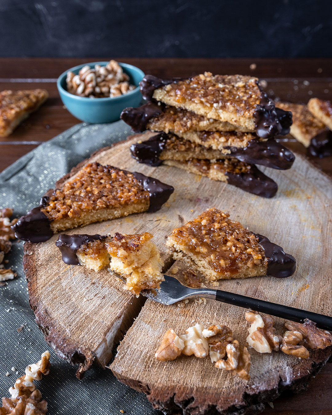 Nussecken Rezept: Wunderbar nussig, fruchtig &amp; schokoladig