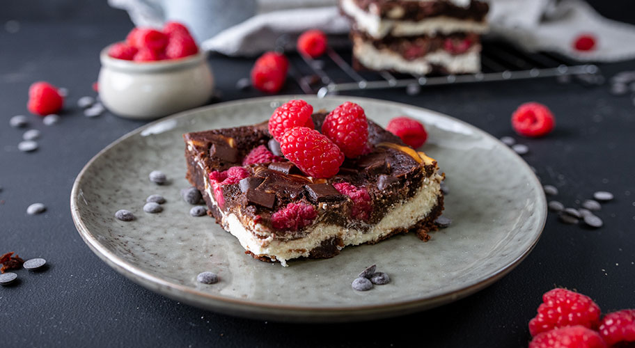 Cheesecake Brownies mit Himbeeren Rezept – schokoladig, fudgy &amp; lecker